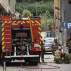 Els bombers treballant en l'extinció d'un altre incendi