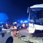 L’autocar accidentat i els efectius d’emergència.