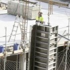 Un obrer treballa en la construcció d’un edifici a Escaldes.