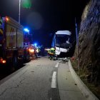 L’autocar accidentat i els efectius d’emergència