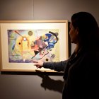 La comissària de l'exposició, Lola Duran, explicant un dels quadres de Vassili Kandinsky.