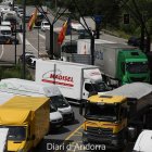 Entrada de camions i mercaderies a la duana del riu Runer