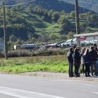 Els mossos a la parada del bus.