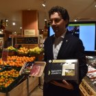 El ministre de Medi Ambient, Agricultura i Ramaderia, Guillem Casal amb els productes de la campanya