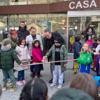 El cònsol i els infants inaugurant el pessebre.