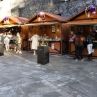 La plaça de Sant Miquel d'Encamp amb les casetes de fusta.