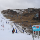 Turistes, ahir, en una pista tancada de Grandvalira-Pas de la Casa.