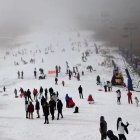 Turistes gaudint de la neu a les pistes del Pas tancades