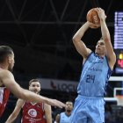 Kyle Kuric llança a cistella.