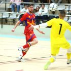 L’ala tricolor Adrià Blat fent un gol en el darrer amistós contra Moldàvia.