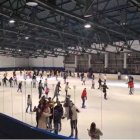Patinadors a la pista de gel.