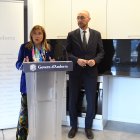 La ministra de Presidència, Economia, Treball i Habitatge, Conxita Marsol, i el secretari d'Estat d'Economia, Treball i Habitatge, Jordi Puy, durant la roda de premsa en què s'ha fet el punt de l'estat del parc públic d'habitatge.