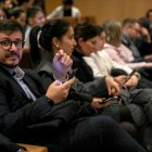 Assistents al debat del Col·legi d’Economistes votant l’enquesta.