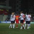 Anglaterra celebrant un gol a l’Estadi Nacional.