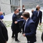 Xavier Espot saluda Jordi París en presència de Jordi Junyer, el dia que van jurar el càrrec de notaris
Foto Fernando Galindo