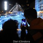 Una parella grava en vídeo l'espectacle musical de les fonts lluminoses del riu Valira