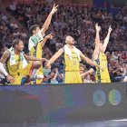 Els jugadors del MoraBanc celebrant un triple al Buesa Arena.