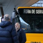 El director general d'Autocars Nadal, Bartumeu Gabriel, al davant d'un dels busos de la companyia.