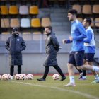 El tècnic de l’FC Andorra, Ferran Costa, en el darrer entrenament al Comunal.