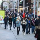 Turistes a l’eix comercial durant el pont de la Puríssima.