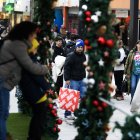 Turistes a l’eix comercial d’Andorra la Vella.