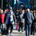 Un turista caminant per l’avinguda Meritxell amb l’equipatge.