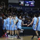 Els jugadors del MoraBanc, en un temps mort durant el partit contra el Breogán.