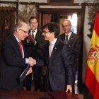 Montoro i Cinca celebrant l’acord en presència de Rajoy i Martí