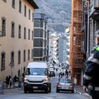 Circulació al carrer Josep Viladomat a l’hora de la sortida dels alumnes.