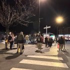 Usuaris esperant el bus en una parada de la capital dijous al vespre.