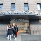 Vàries persones a la porta del servei d’urgències de l’hospital.