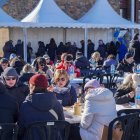 Gent degustant l’escudella.