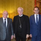 El copríncep episcopal amb el president del Comitè Olímpic Andorrà, a l'esquerra, aquesta tarda al Palau Episcopal de la Seu