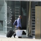 Un turista entrant en un establiment hoteler.