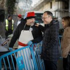 Espot saludant a un dels cuiners de l’escudella d’Escaldes.