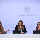 La codirectora i gerent de l’Institut Guttmann,Montserrat Bernabeu, amb la ministra de Salut, Helena Mas i la codirectora i directora assistencial de l’Institut,  Montserrat Caldés