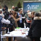 Els assistents tastant l'escudella de Sant Julià