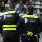 Dos vigilants de Menta Grup en un partit de futbol.