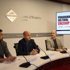 El tècnic de cultura del comú d'Encamp, Àlvaro Rodríguez, el cònsol menor d'Encamp, Xavier Fernández, i el conseller de Cultura, Infància i Joventut, Joan Sans, durant la presentació de la programació cultural.