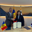 El ministre de Turisme i Comerç, Jordi Torres, i la segona viceministra de Cultura, Esports i Turisme de la República de Corea, Jang Mi-ran, en la signatura del memoràndum