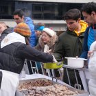 Els veïns de Sant Julià recollint l'escudella