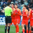 Els jugadors de l’FC Andorra protesten una decisió arbitral.