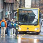 Un autobús de la companyia circulant per la capital.