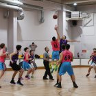 Alumnes de batxillerat de l'Escola Andorrana i del Col·legi Sant Ermengol durant el primer partit de la Copa Colegial al poliesportiu LAUesport.