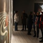 Visitants a l'Espai Caldes en la inauguració de l'exposició "Dies Irae" de Martín Blanco