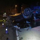 El vehicle bolcat en l'accident de la Traba de Canillo