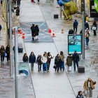 Turistes i residents passejant.