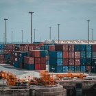 Contenidors de mercaderies en un port per ser comercialitzades internacionalment