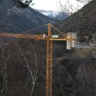 Una grua en una obra de la Massana.