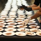 Treballadors de l’hostaleria preparant plats.